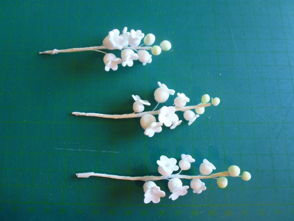 Kleines Tutorial von Maiglöckchen aus Blütenpaste und Floristenband